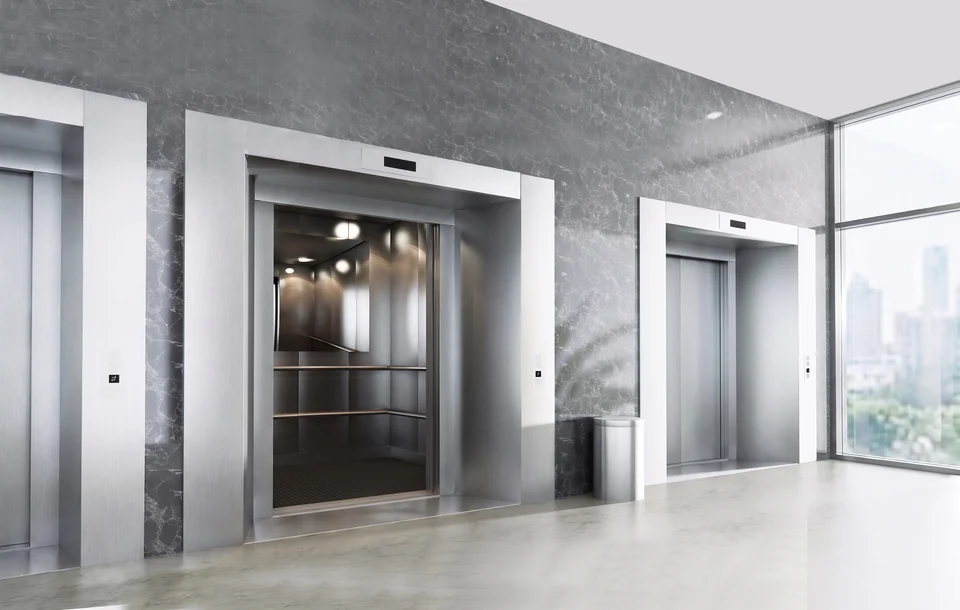 Hall de un edificio con ascensores modernos
